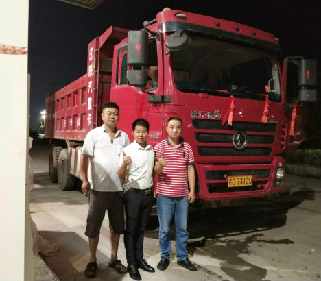 上饒客戶購(gòu)得德龍后八輪自卸車